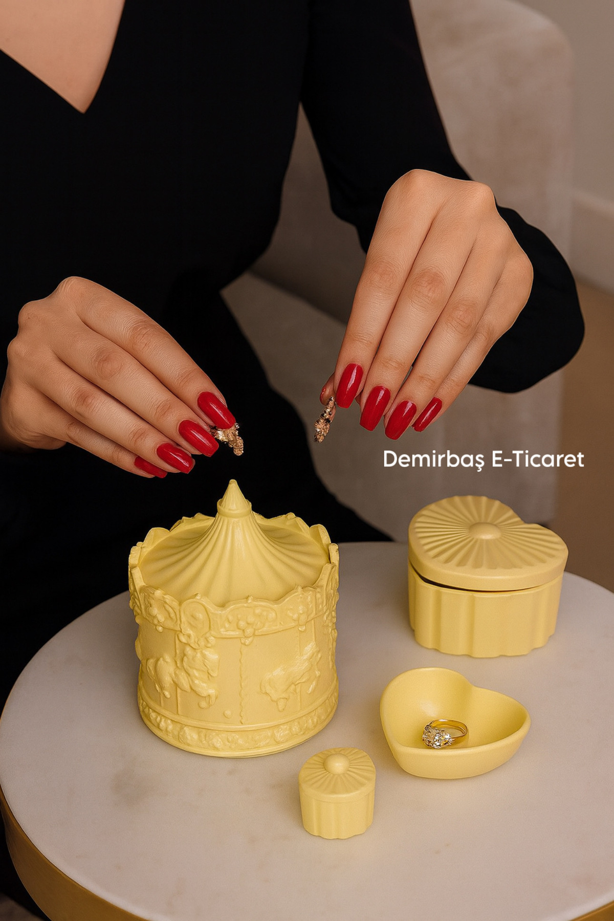 PASTEL SARI - Atlı Karınca Tasarımlı Takı Kutusu ve 3’lü Kalp Şeklinde Takı Kutusu Seti