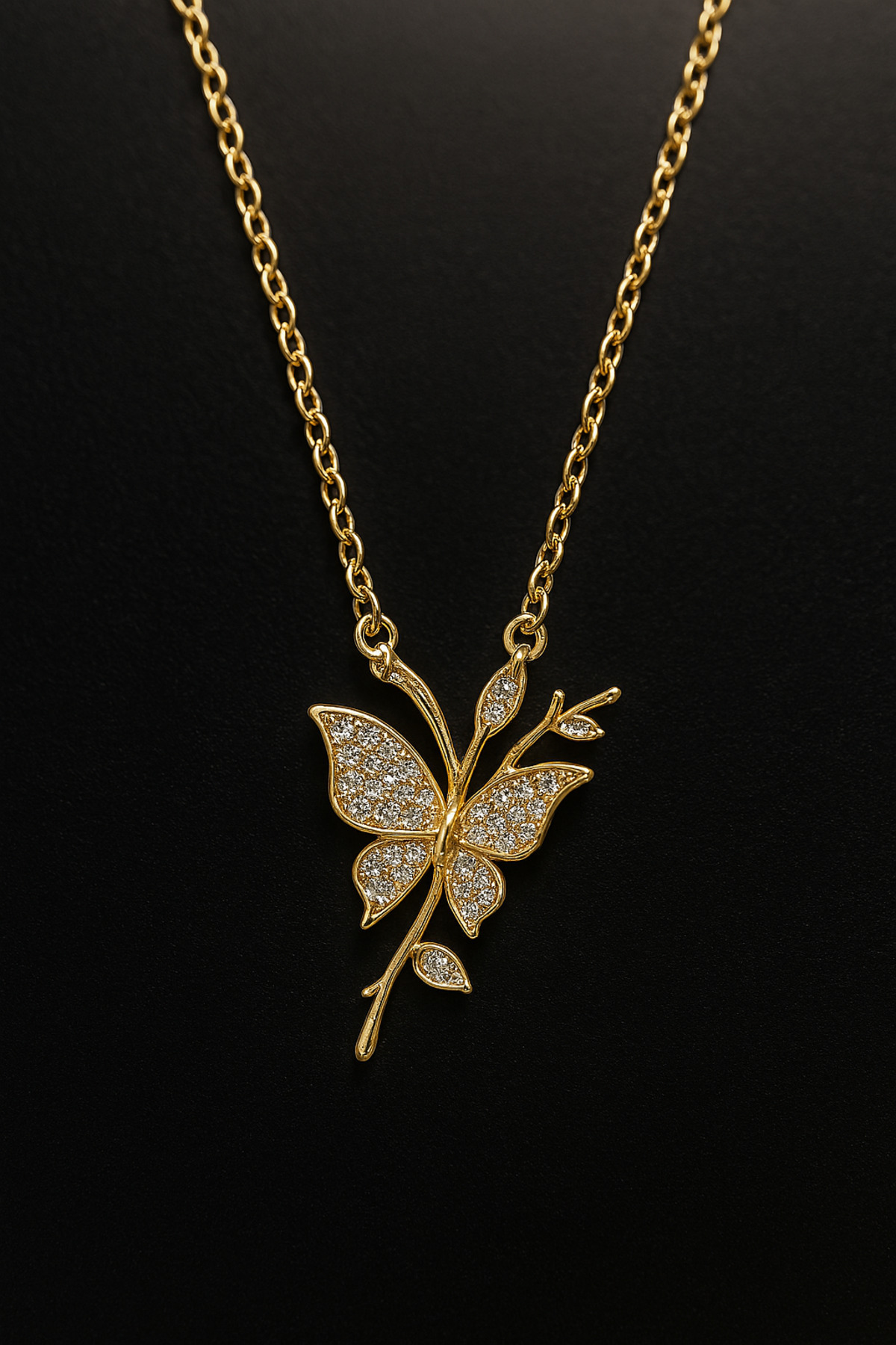 Altın Renk Taşlı Kelebek Figürlü Paslanmaz Çelik Kadın Kolye Işıltılı ve Zarif Tasarım