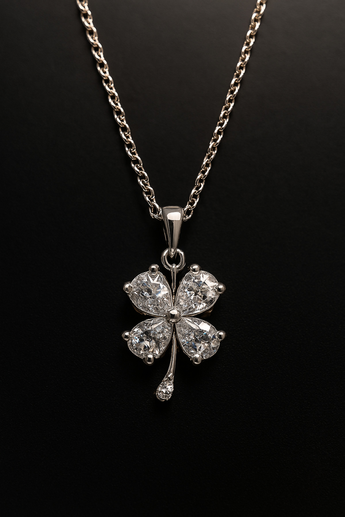 Şans Yoncası- Paslanmaz Çelik Kadın Kolye Zarif ve Işıltılı Tasarım