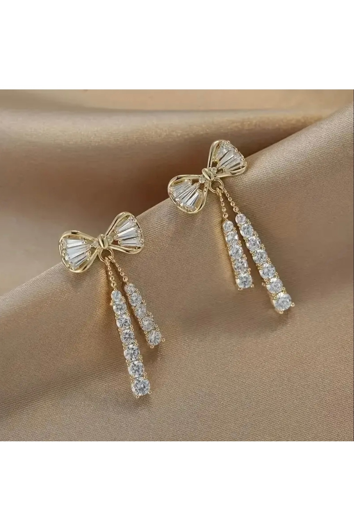 Zirkon Taşlı Fiyonk Küpe - Şık, Işıltılı ve Zarif Tasarım, Özel Günler İçin Mükemmel Aksesuar