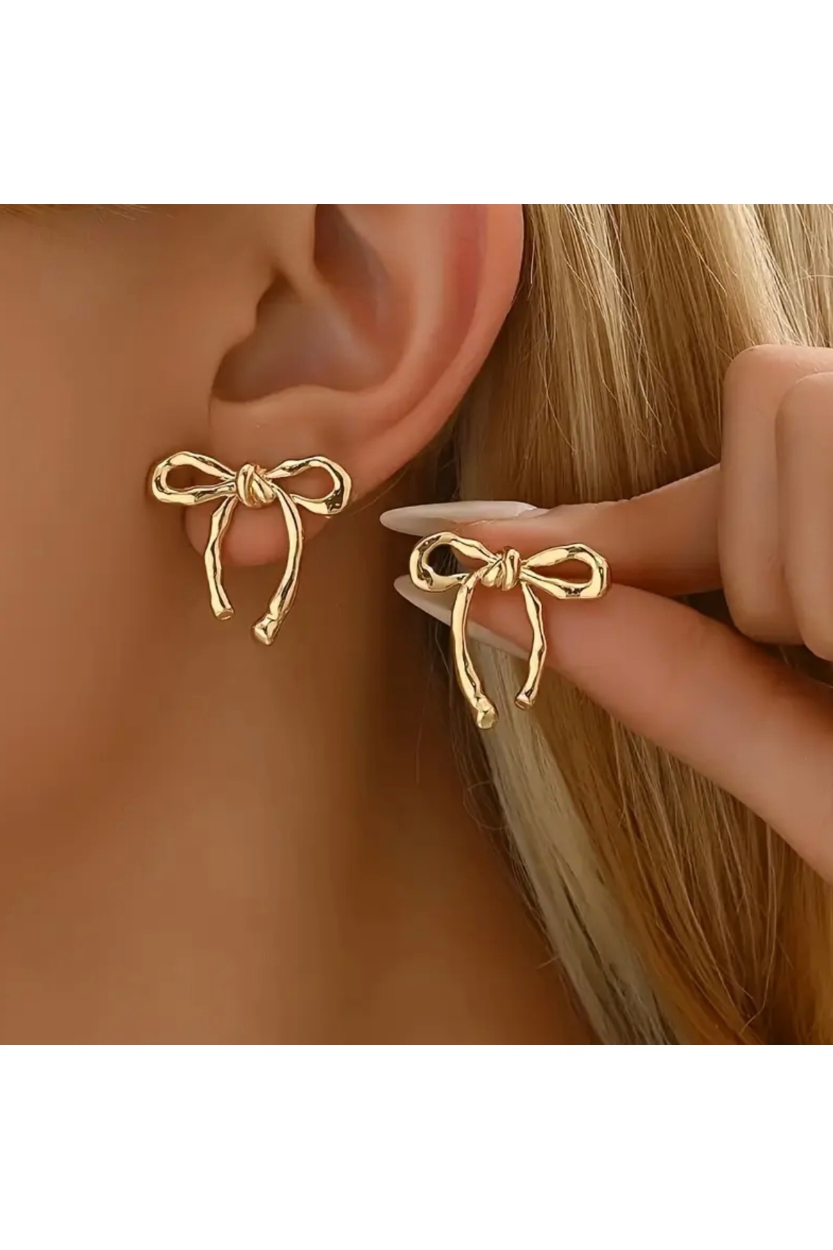 Altın Renk Şık Fiyonk Küpe - Paslanmaz Çelik, Zarif ve Modern Tasarım