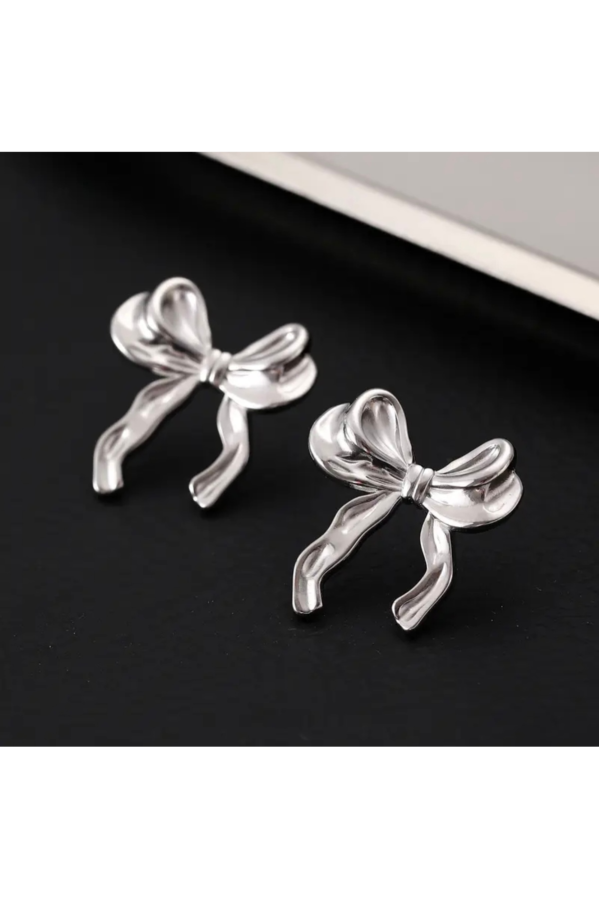 Gümüş Renk Şık Fiyonk Küpe - Paslanmaz Çelik, Zarif ve Modern Tasarım