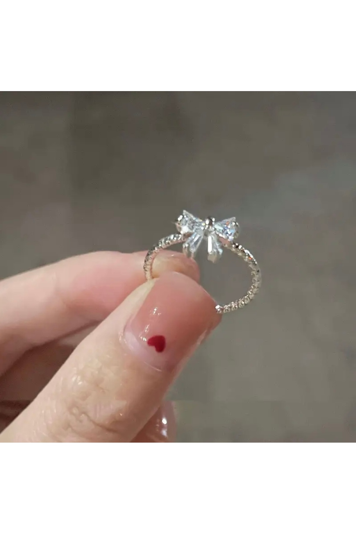 Zarif Fiyonklu Ayarlanabilir Kadın Yüzük - Parlak Taşlı, Şık ve Modern Tasarım