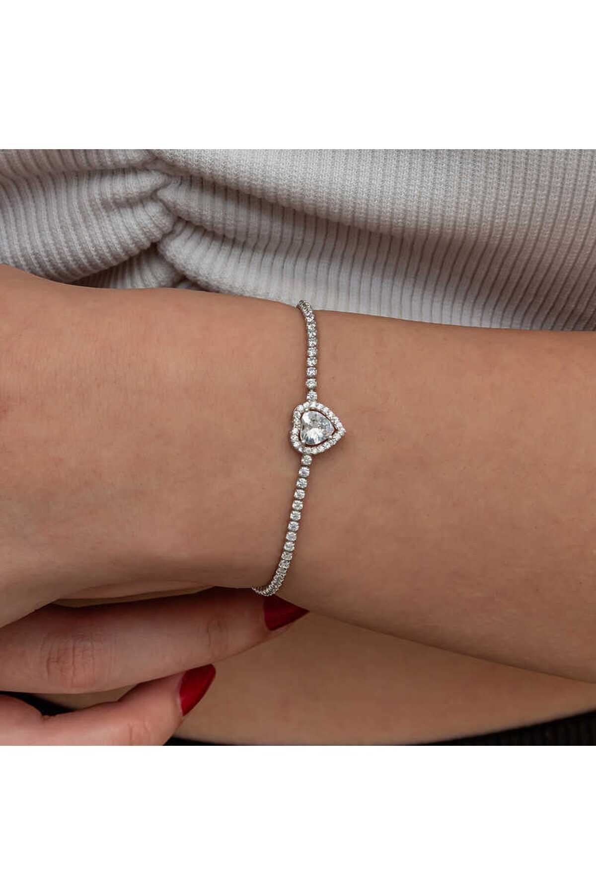 Zirkon Taşlı Paslanmaz Çelik Kadın Bileklik – Işıltılı ve Şık Kalp Tasarım