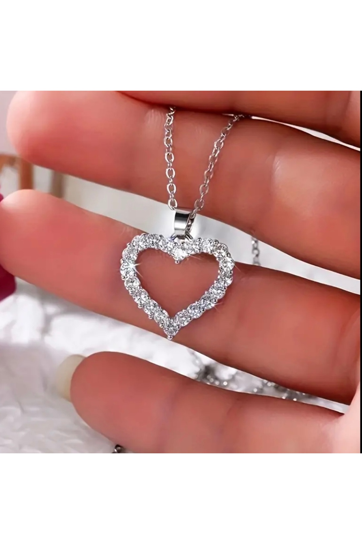 Paslanmaz Çelik Kalpli Taşlı Kolye - Şıklığın ve Zarafetin Simgesi