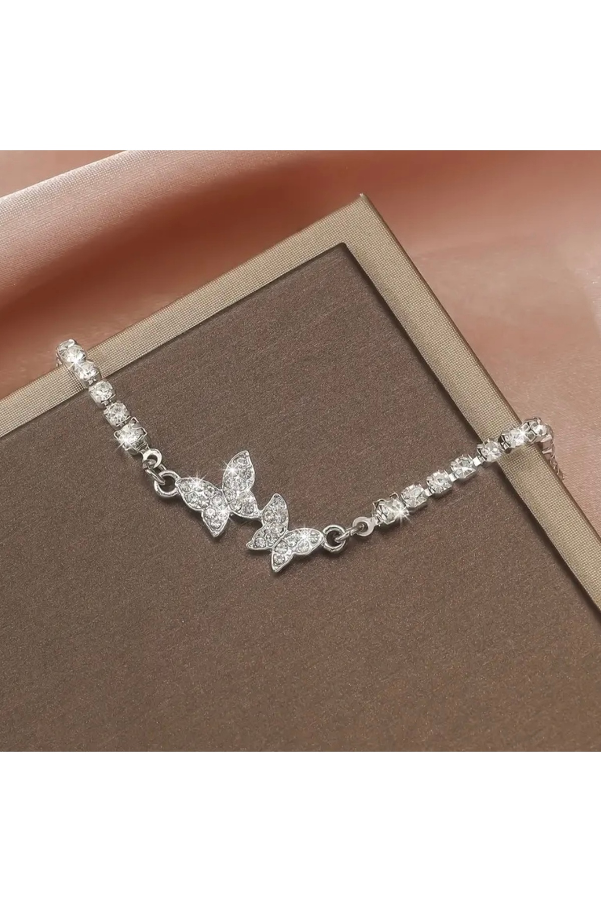 Zarif Kelebek Taşlı Kadın Bileklik – Işıltılı ve Şık Tasarım